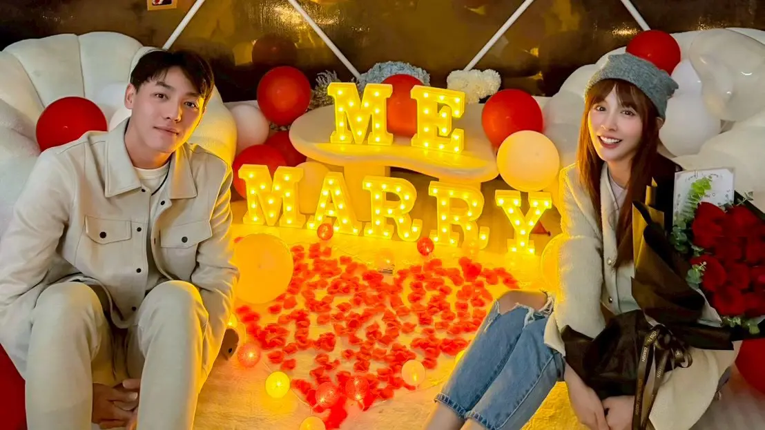 ▲樂天桃猿外野手陳晨威（左）向中信兄弟啦啦隊女神啾啾（Julia, 右）浪漫求婚成功，啾啾也在IG上發文公布喜訊：「Yes I do.」。（圖／翻攝自Threads@wenwen0806）