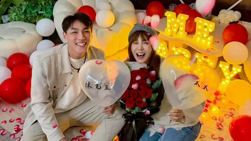 ▲樂天桃猿帥氣外野手陳晨威（左）今（9）日傳出向中信兄弟啦啦隊女神Julia（右／啾啾／林尹樂）成功求婚，在親友見證下單膝下跪，Julia感動落淚答應，兩人正式升級準新人，消息曝光後，球迷湧入祝賀，直呼是今年最浪漫的棒壇喜事。（圖／翻攝自Threads@wenwen0806）