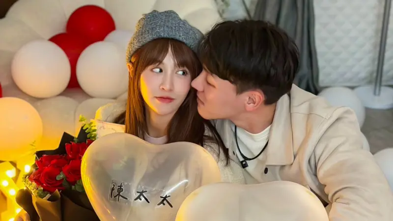 ▲陳晨威成功求婚啾啾，圈內祝福湧現，然而富邦應援團成員Juicy卻因偶像戀情升級而心碎，他在日本準備返台時，巧遇「98號」登機口，引爆網友狂笑，Juicy崩潰喊：「不想回去！」成為心碎見證者。（圖／翻攝自Threads@wenwen0806）