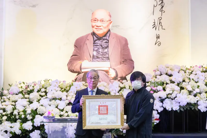 ▲文化部長李遠（左）代表頒贈總統褒揚令，由陳耀昌之子陳智銘（右）代表受贈。（圖／文化部提供）