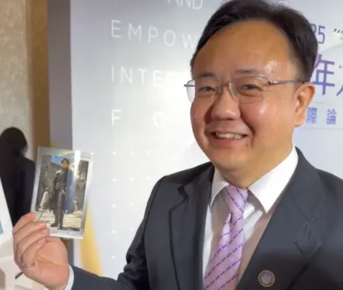 ▲廉政署署長馮成選拍「遊戲世界」，他說成果很炫，藥帶照片回去讓小孩羨慕一下。（圖／記者嚴俊強攝）