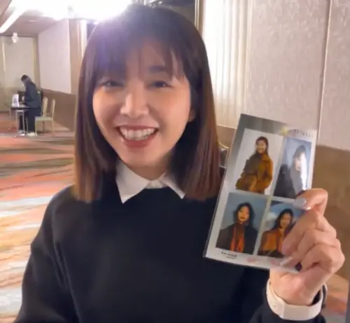 ▲民進黨立委張雅琳很滿意AI拍貼機的照片，讓她覺得很像韓星，但也怕跟本人落差很大「被說詐騙」。（圖／記者嚴俊強攝）