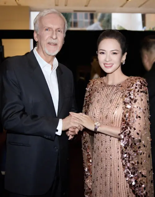 ▲《阿凡達：火與燼》導演詹姆斯卡麥隆（左）一直和章子怡（右）開心交談，表示19年前就注意她的片子。（圖／摘自微博）