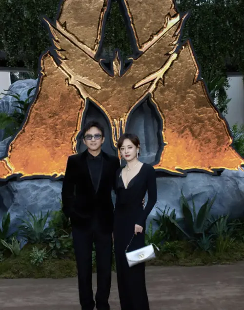  ▲鄧超（左）與孫儷（右）夫妻一起為《阿凡達：火與燼》配音，也一起出席中國首映典禮。（圖／摘自微博）