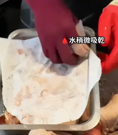 ▲小梁老闆表示：「如果料理前想要乾淨一點的話，也可以用廚房紙巾擦拭、稍微把肉的水分吸乾，不但衛生，也讓肉質更嫩」。（圖／翻攝Youtube＠梁雞商行）