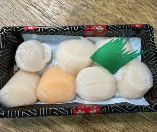 ▲干貝是不少人都喜歡吃的東西，但因為單價較高，民眾對於品質的要求總是比較謹慎，你有看過橘色的干貝嗎？（圖/Threads@漁爸海鮮）