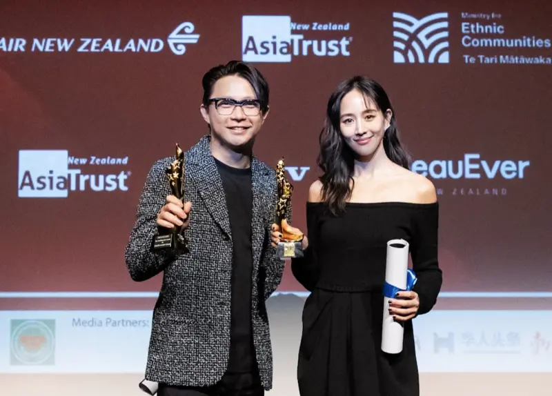 ▲張鈞甯（右）與導演男友柯汶利（左）愛的結晶《默殺》報到，目前正在台灣上映，兩人因此片都獲得第12屆紐西蘭亞太電影節的肯定。張鈞甯的媽媽鄭如晴，也大手筆參與大巨蛋影城包場，力挺女兒的成績。（圖／JUST FILM 提供）