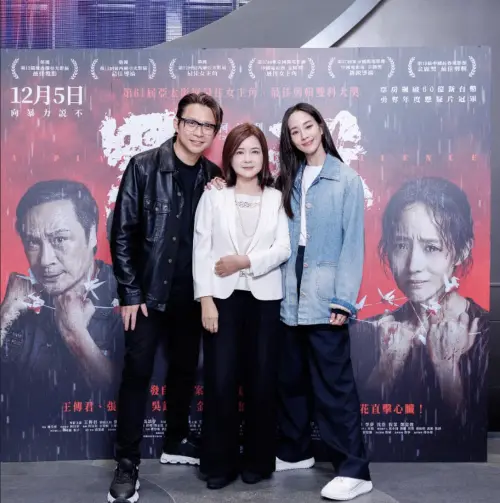 ▲張鈞甯（右）的媽媽鄭如晴（中）力挺她與導演男友柯汶利（左）合作的《默殺》。（圖／JUST FILM 提供）