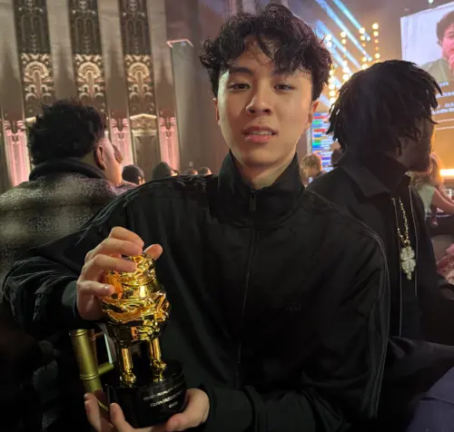 ▲Ray拿到「Best Reality Streamer」（最佳實境實況主）獎項，開心與獎盃合影。（圖／Youtube＠The Streamer Awards）