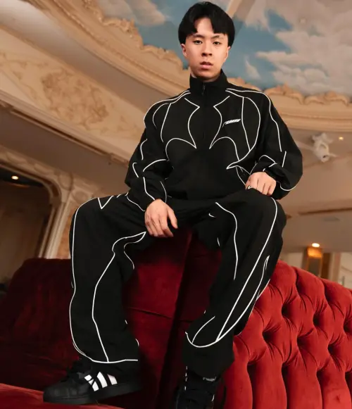 ▲Ray還在9月份創辦個人服飾品牌「RUEI」，推出自己設計的運動外套、背心等商品。（圖／RUEI）