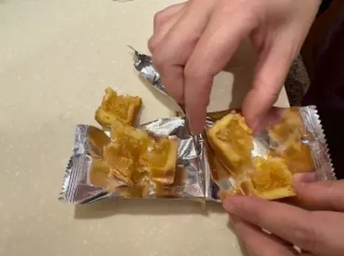 佳德「鳳梨酥」遭指內有不明黑色異物！北市衛生局稽查揪出2缺失
