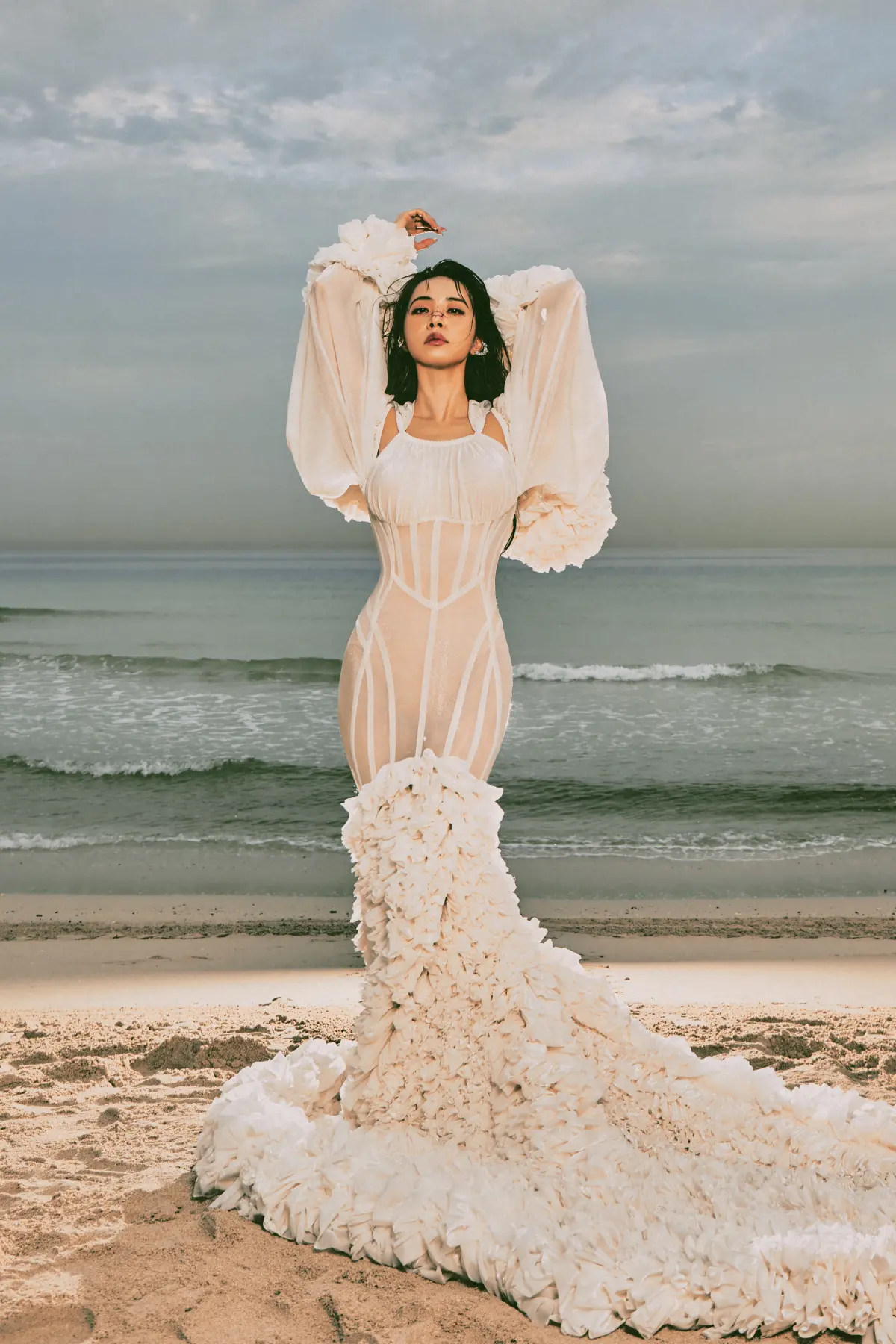 ▲蔡依林新造型太性感，從胸到腿全挖洞，MV視覺傲人又震撼。（圖／凌時差音樂提供）