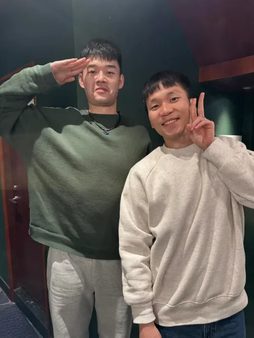 ▲台灣羽球奧運金牌男雙「麟洋配」久違合體現身，王齊麟搞怪做出敬禮動作，部長李洋則可愛比出YA。（圖／王齊麟臉書）