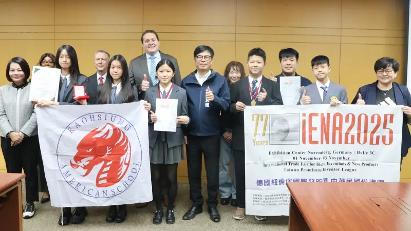 ▲高雄學子勇奪德國iENA國際發明展2金牌，市長陳其邁市政會議公開嘉勉表揚。（圖／高市府教育局提供）