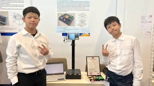 ▲鳳山高中吳柏潁(左）、復華中學吳柏銳（右）兩兄弟，針對「自助餐結帳易受人為計算影響」的問題，運用 AI 影像辨識與秤重模組，研發出「智能秤盤機構及其系統」。（圖／高市府教育局提供）