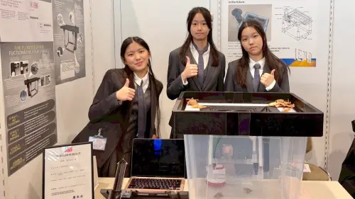 ▲高雄美國學校學生施泱汝、徐睿俞、千庾悧，（由左至右)在曾詠辰與汪清文老師帶領下，發明「下水道防堵裝置」。（圖／高市府教育局提供）