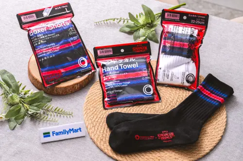 ▲全家時尚品牌「Convenience Wear」再度攜手《怪奇物語》， 台日同步推6款服飾與文具新品。（圖／全家family.com.tw）