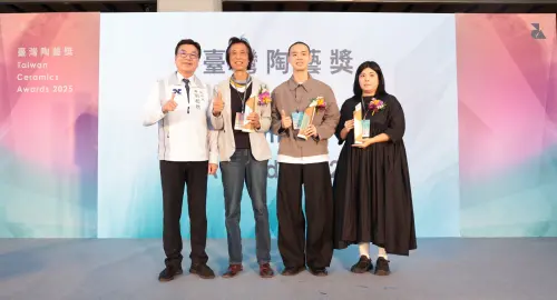 ▲「卓越貢獻獎」由資深陶藝家陳正勳（陳博垚）獲得，6日由新北副市長劉和然頒發殊榮