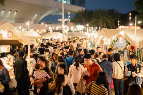 ▲衛武營黃昏市集「花露露的聖誕樂園」亮點包含手作、交換禮物、街頭演出、市集連續舉辦。（圖／翻攝自衛武營國家藝術文化中心官網www.npac-weiwuying.org）