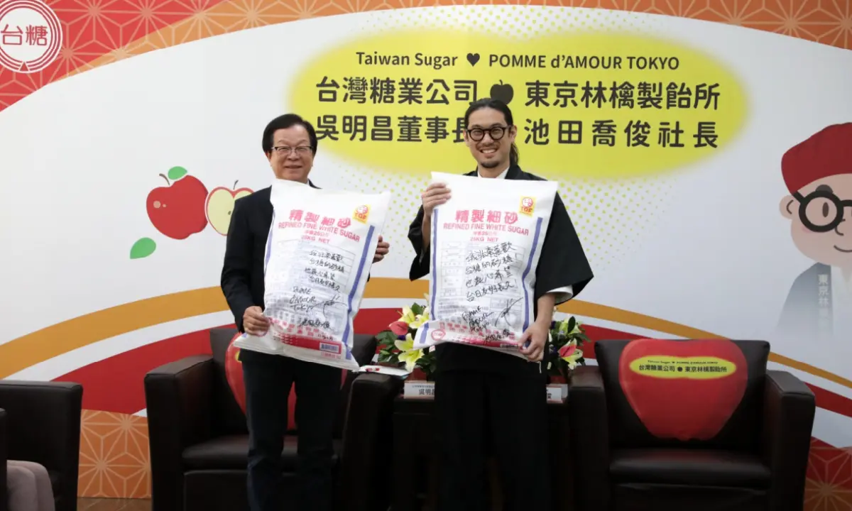 ▲東京林檎製飴所社長池田喬俊（圖右）日前因來台灣掃購台糖精緻細砂，引起海關查驗，意外讓台糖產品登上舞台，今（9）日造訪台糖與及台糖董事長吳明昌（圖左）相談甚歡。（圖／台糖提供）