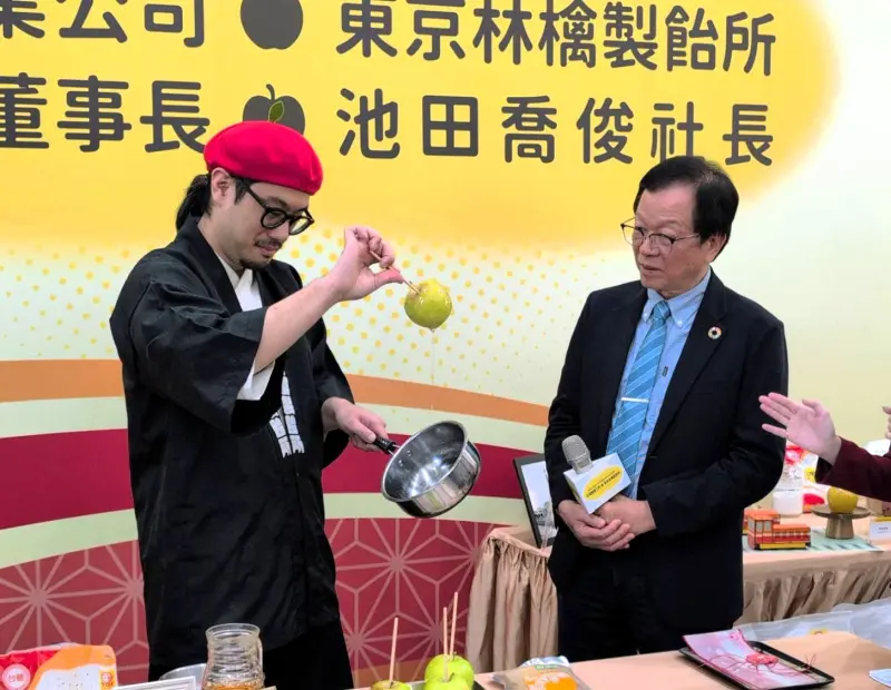 ▲池田當場熬煮起台糖砂糖,手工製作「台糖NO.1蘋果糖」當回贈禮。在此會面之後雙方也將更進一步討論合作模式。(圖/台糖提供)