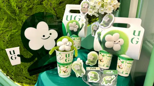 ▲UG新店開幕免費送品牌保冷袋；UU限量吊飾優惠。（圖／記者蕭涵云攝）