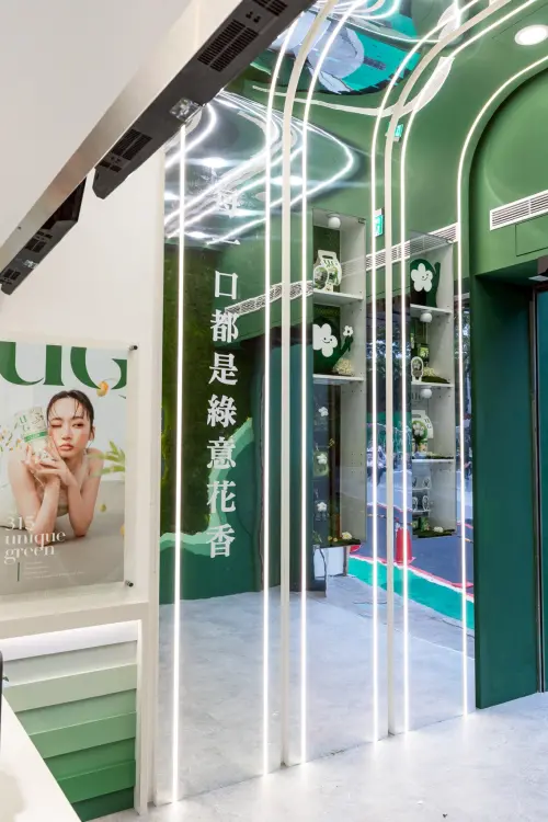 ▲UG中山南西店整片鏡面映照綠意。（圖／UG樂己 page.line.me/370ivune