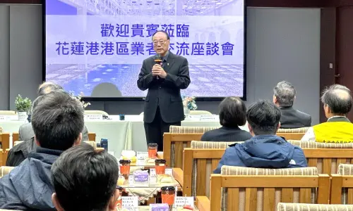 ▲台灣港務公司董事長周永暉(站立者)致詞。(圖／台灣港務公司提供)