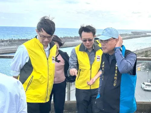 ▲台灣港務公司董事長周永暉(右1)，由花蓮港務分公司總經理蘇建榮(右2)陪同，視察花蓮港港埠設施。(圖／台灣港務公司提供)