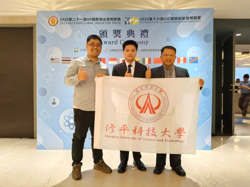 ▲修平科大師生參加國際競賽囊括多項大獎，手持校旗與獎牌開心合影。（圖／修平科大提供）