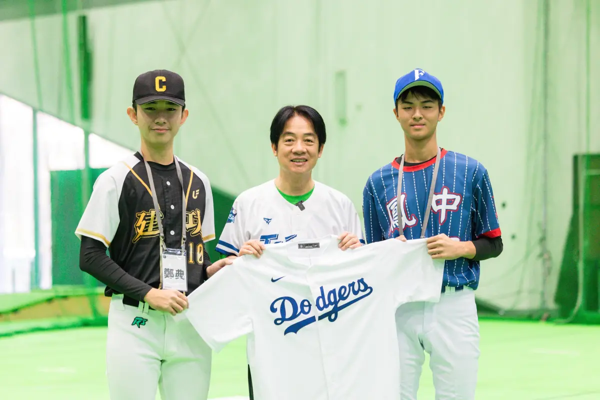 影／棒球青年赴美見習回台！賴清德化身球迷 投球、打擊樣樣來