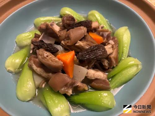 ▲「陶鍋人蔘土羊肉」選擇帶皮羊肉，採取乾式鋾鍋收汁技法烹調，肉質軟嫩且入味，（圖／記者金武鳳攝，2025.12.9)