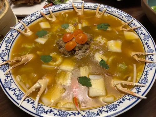 ▲金湯花膠海鮮羹食材高檔，其中蟹肉不用加工蟹肉，而是採用新鮮蟹腳，滋味鮮美。（圖／記者金武鳳攝，2025.12.9)