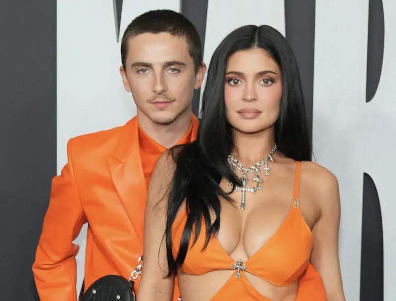 ▲「甜茶」提摩西夏勒梅（左）帶女友凱莉珍娜（右）出席新片《橫衝直闖》首映典禮，粉粹近來兩人已分手的傳聞。他以該片入圍金球獎音樂或喜劇類影帝，將要廝殺《一戰再戰》李奧納多狄卡皮歐等強敵。（圖／美聯社／達志影像）