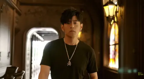 ▲周杰倫在〈恆星不忘 Forever Forever〉MV中有許多走路的畫面。（圖／翻攝自相信音樂YouTube）