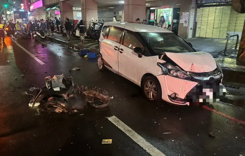 ▲基隆一輛自小客車暴衝撞擊道路兩側民眾與停放車輛，當時路邊站滿倒垃圾民眾、包括環保局清潔員及一名機車騎士，釀3人受傷。（圖／翻攝畫面）