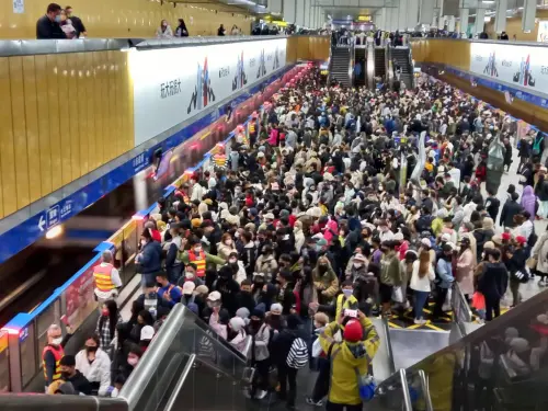 ▲每年台北跨年，捷運藍線的市政府站人潮眾多。（圖／台北捷運官網）