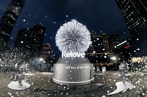 ▲Relove 跳脫傳統聖誕樹框架，於信義區忠信廣場（捷運市政府站）打造全台唯一一座《呼吸樹》。（圖／Relove提供）