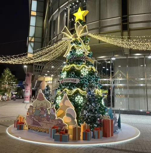 ▲Global Mall打造布丁狗療癒聖誕樹，其中新北中和為全台八店最高、高達7米成最大亮點。（圖／環球提供）