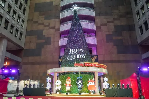 ▲6萬顆燈泡閃耀微風台北車站 室內最高22米聖誕樹攜四大吉祥物點亮冬夜。（圖／微風提供）