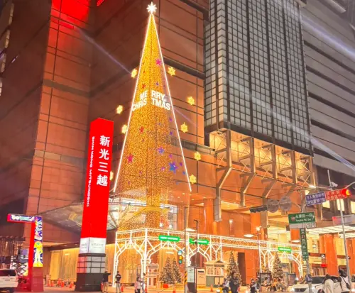 ▲台南新天地在建築外牆上打造30米，南台灣最高的「愛的光芒The Light of Love」耶誕樹。（圖／新光三越提供）