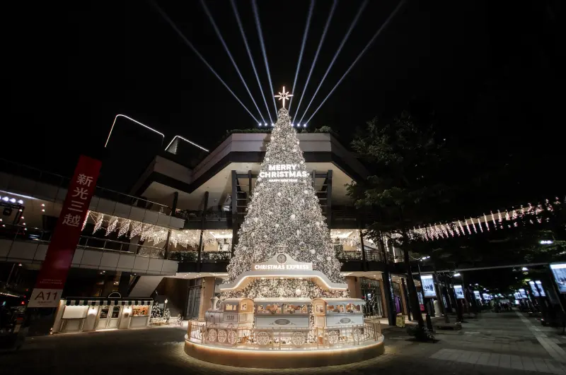 ▲新光三越打造全台最美耶誕樹！20米高「傳遞幸福之樹」就在台北信義新天地。（圖／INCEPTION 啟藝提供inception-ltd.com）