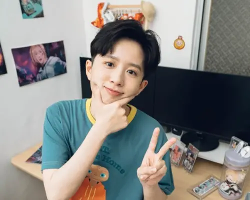 ▲Hook現年才29歲，可以瘋癲也可以可愛，頻道訂閱數已經超過173萬人次，人氣相當高。（圖/IG@Hook）