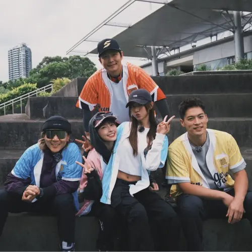 ▲峮峮（下排左2）在8日宣布從《飢餓遊戲》畢業。（圖／孫協志Tony Sun FB）