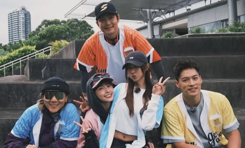 ▲《NOWNEWS今日新聞》為您整理今（10）日娛樂搶先看，峮峮（下排左2）日前因多次缺席錄影遭到網暴，孫協志（上）罕見動怒為她發聲；林廷憶傳出有同居交往對象後，又被拍到與經紀人在街頭摟腰曖昧，互動超親密。（圖／孫協志Tony Sun FB）