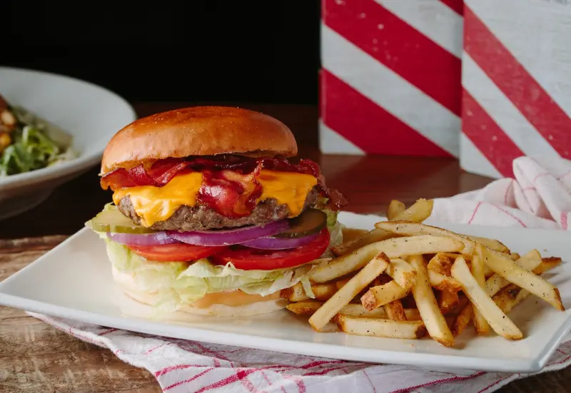 ▲TGI FRIDAYS在全球具有超高人氣，在台灣也有多達18間門市，但近日官方宣布經營長達20年的台中市政分店，將在2026年元旦結束營業，讓大批老饕十分不捨。（圖／TGI FRIDAYS Taiwan臉書）