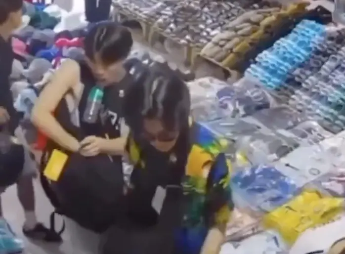 ▲四名日本人在印尼峇里島行竊遭逮。（圖／翻攝自畫面）