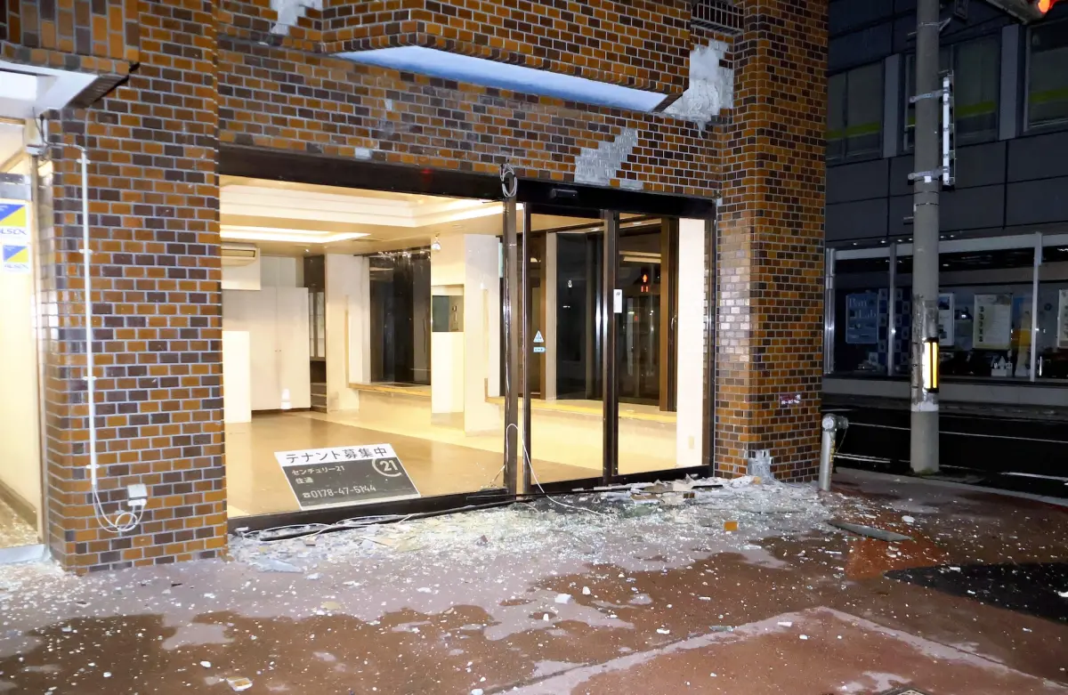 青森7.5強震驚魂！房客逃命驚覺「逃生門鎖死」：差點砸玻璃求生