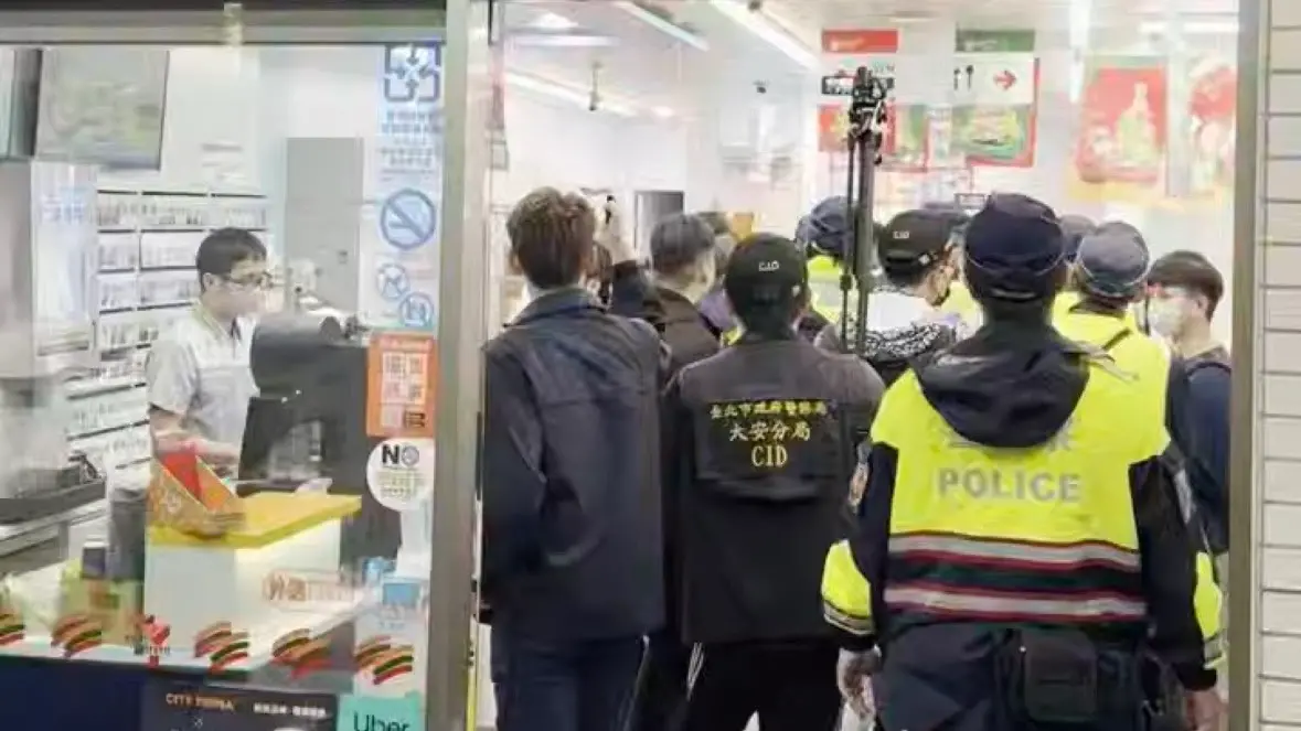 北市超商驚見大亂鬥！醉男喝酒爆糾紛 失控「推倒貨架」畫面曝光