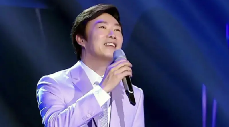 ▲70歲歌手費玉清（如圖）2020年封麥退休，回歸安然人生，近日他私下行善的暖舉曝光，捐出100萬元給流浪動物之家「徐園長護生園」：「謝謝你們長期以來無怨無悔地在第一線照顧著流浪動物，任務充滿了艱辛與挑戰！」（圖／翻攝自費玉清、徐文良臉書）